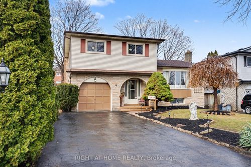 4 Falcon Court, Whitby, ON, L1N6V5 | Card Image