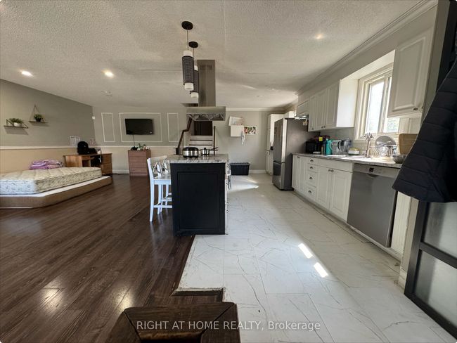 UPPER - 8 Pluto Dr, House attached with 3 bedrooms, 1 bathrooms and 2 parking in Brampton ON | Image 5