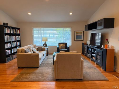 40 Plata Ct, Novato, CA, 94947-3732 | Card Image