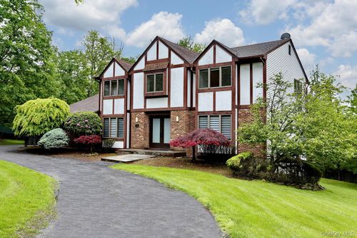 3 Larissa Ct, Airmont, NY, 10952-3833 | Card Image