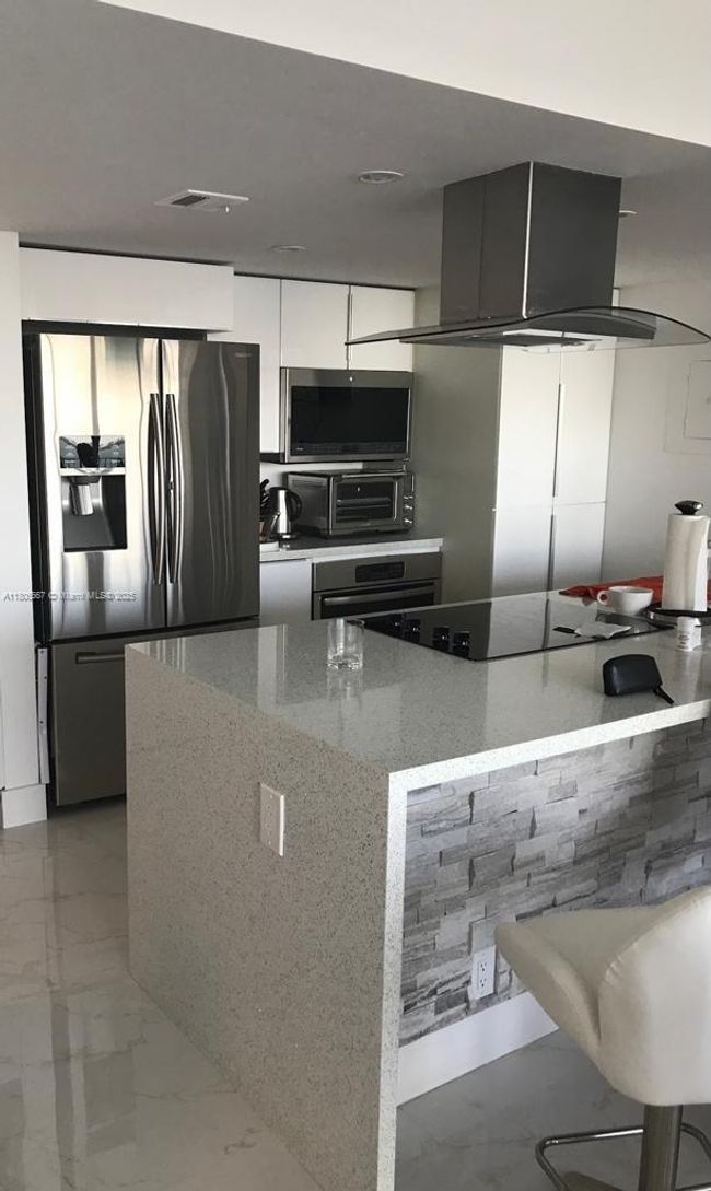 APT-1622 - 7601 E Treasure Dr, Condo with 2 bedrooms, 2 bathrooms and null parking in North Bay Village FL | Image 10
