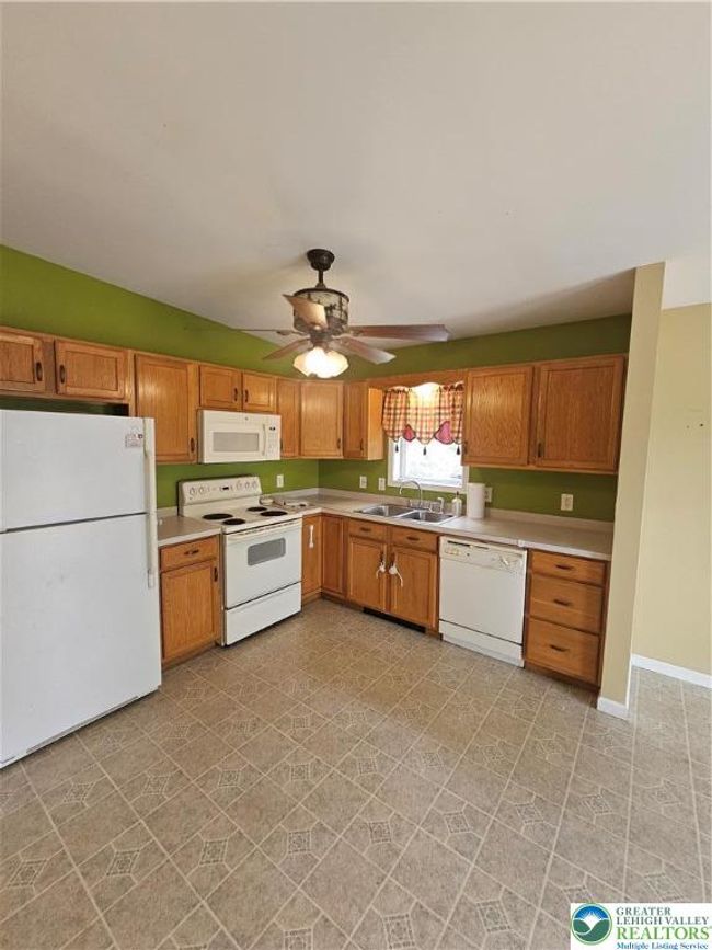 178 Sparrow Ln, House other with 3 bedrooms, 2 bathrooms and null parking in Jim Thorpe PA | Image 4