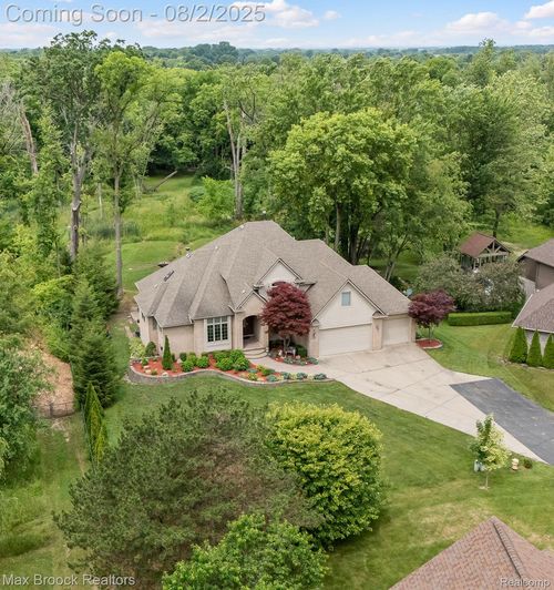 20403 Robinway Dr, Clinton Twp, MI, 48036-1833 | Card Image