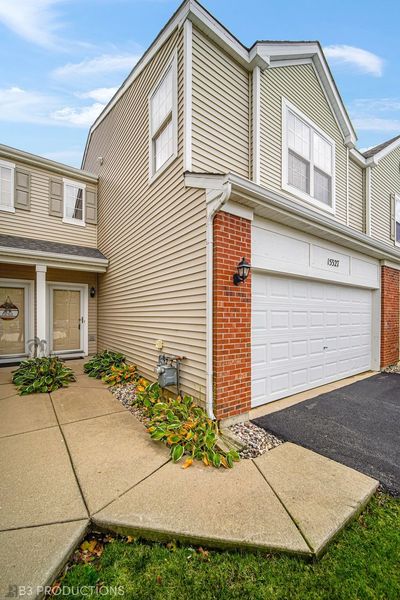 15327 Kenmare Circle, Townhouse with 2 bedrooms, 1 bathrooms and 2 parking in Manhattan IL | Image 1