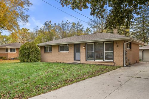 9114 S Annette Pl, Oak Creek, WI, 53154-4822 | Card Image