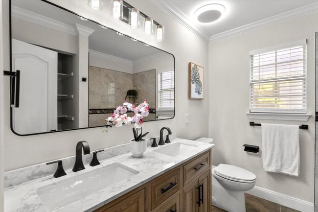 Upstairs Bathroom | Image 30