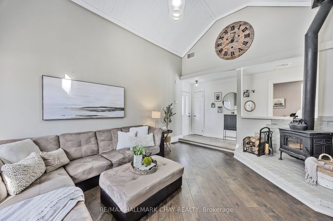 7913 Main St, House other with 3 bedrooms, 2 bathrooms and 4 parking in Adjala Tosorontio ON | Image 5
