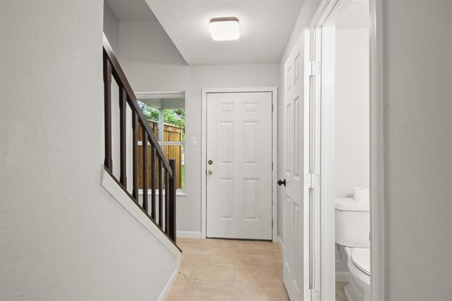 Entry / Half Bath | Image 10
