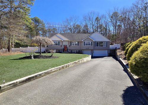11 Doral Ln, Yaphank, NY, 11980-1702 | Card Image