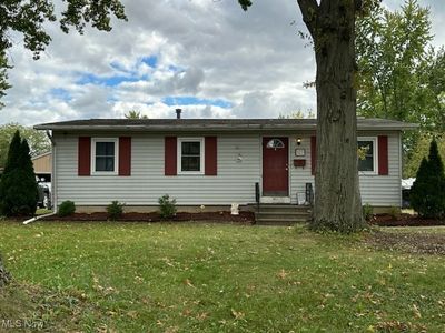 View of front facade featuring a front lawn | Image 1