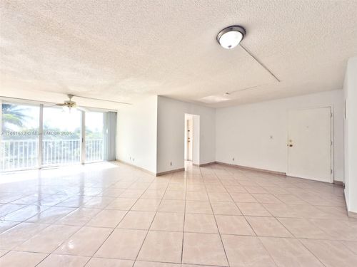 3b-942 Ne 199th St, Miami, FL, 33179-3056 | Card Image