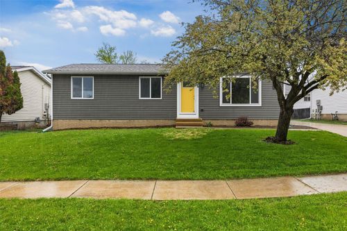 56 Deerwood Ct Sw, Cedar Rapids, IA, 52404-5380 | Card Image