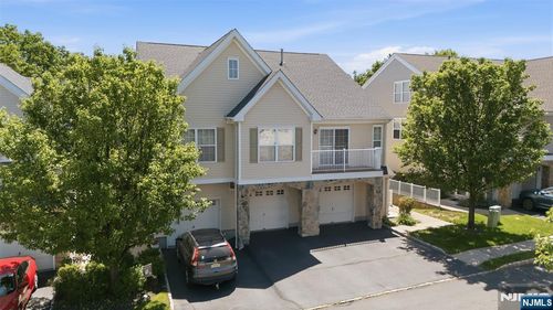28 Mountainside Dr, Pompton Lakes, NJ, 07442-1766 | Card Image