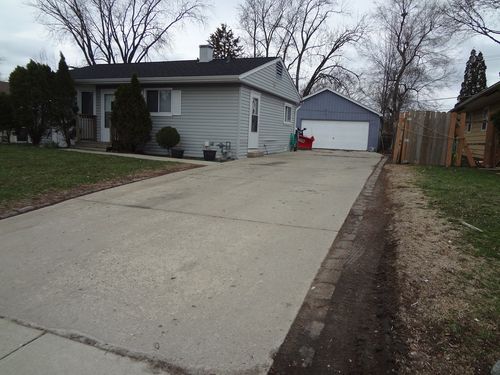 113 Hickory Dr, Carpentersville, IL, 60110-1648 | Card Image