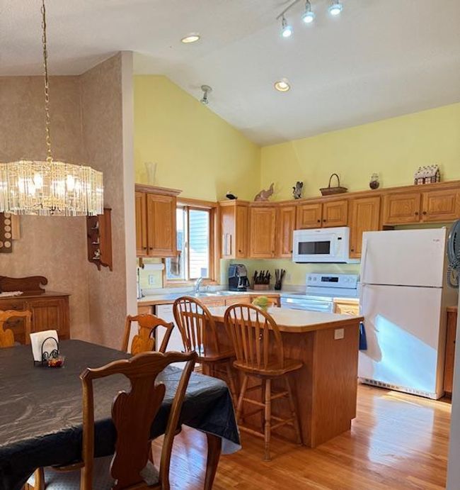 Loads of cabinetry and natural light | Image 5