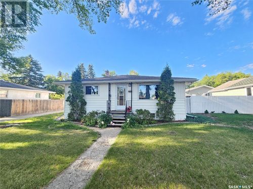 823 Duffield St W, Moose Jaw, SK, S6H5J6 | Card Image