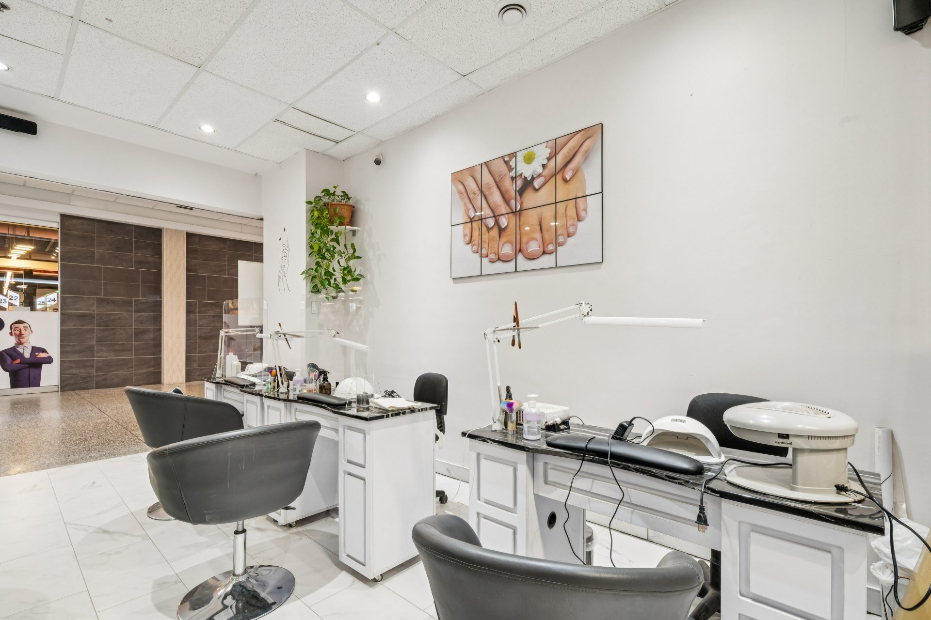 Commercial Sale in Longueuil (Le Vieux-Longueuil) 2