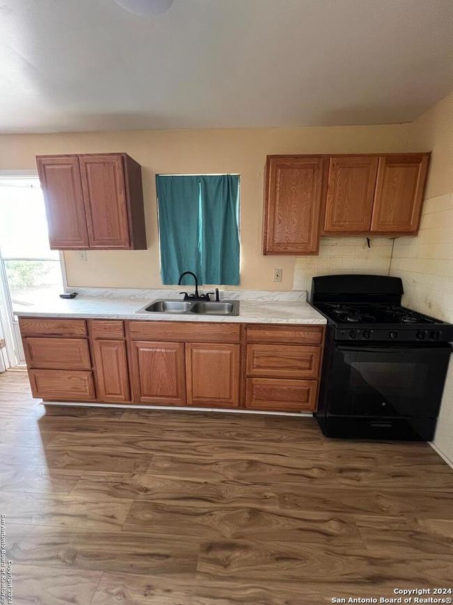 302 N Sheep Hill Rd, House other with 2 bedrooms, 1 bathrooms and null parking in Dilley TX | Image 6