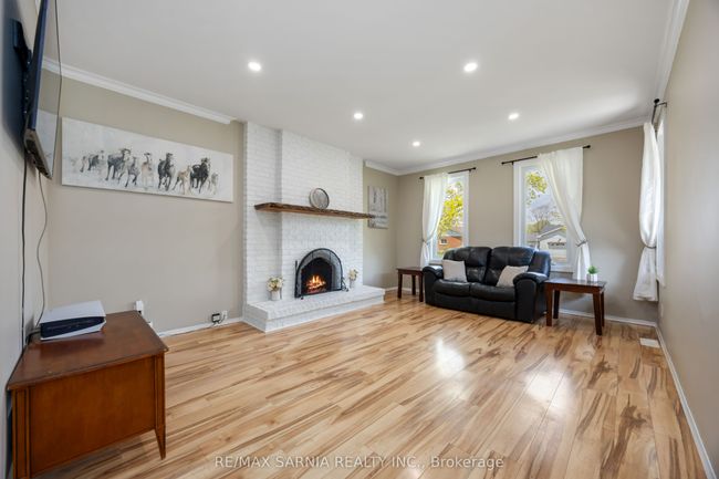 12 Sunset Ave, House other with 5 bedrooms, 2 bathrooms and 8 parking in Warwick ON | Image 8