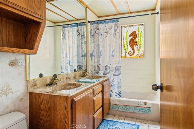 Bathroom 1 | Image 32