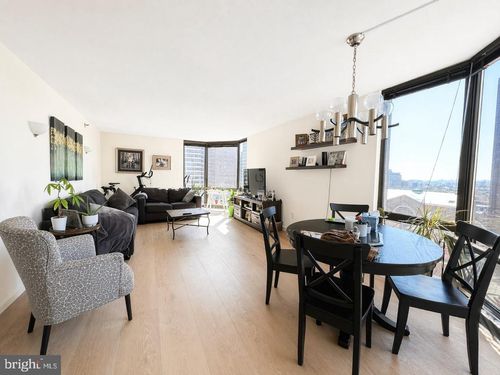 14e-2020 Walnut St, PHILADELPHIA, PA, 19103-5681 | Card Image