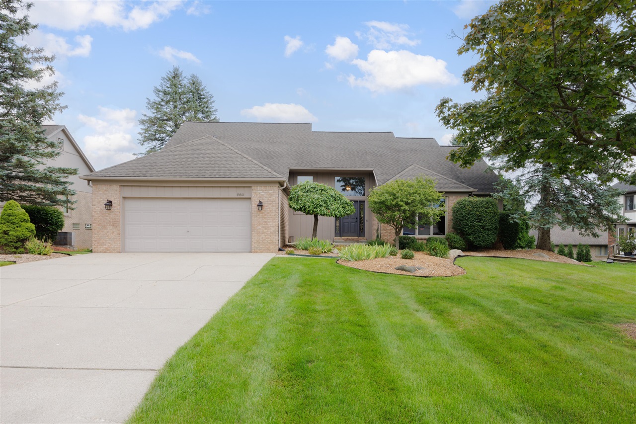Hutchins Dr, Rochester Hills, MI 48309