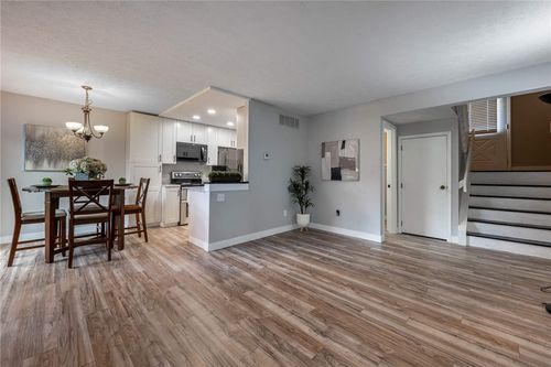 9750 Centerville Creek Ln, Washingtn Twp, OH, 45458-5519 | Card Image