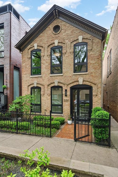 2250 Wayne Ave, Chicago, IL, 60614-3123 | Card Image