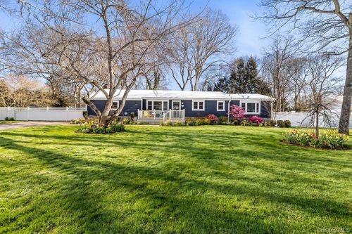 211 Oswego Ave, Medford, NY, 11763-3118 | Card Image