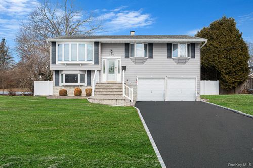 109 Utica St, Bay Shore, NY, 11706-4532 | Card Image