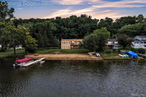 2276 Webster Park Dr, Howell, MI, 48843-7457 | Card Image