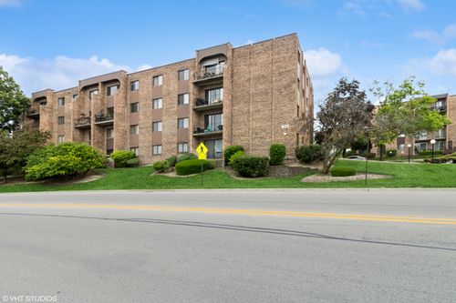 apt-305-601 W Huntington Commons Rd, Mount Prospect, IL, 60056-5250 | Card Image