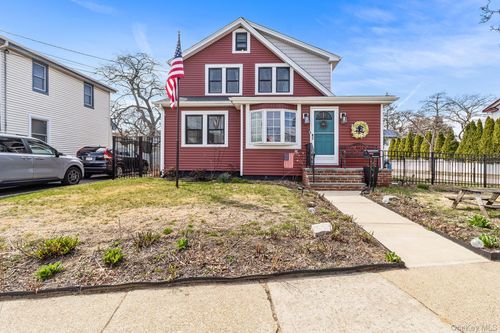 42 Robertson Rd, Lynbrook, NY, 11563-3729 | Card Image