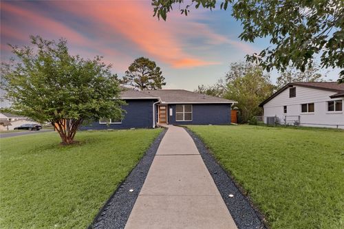 3907 Carmel Dr, Austin, TX, 78721-1215 | Card Image