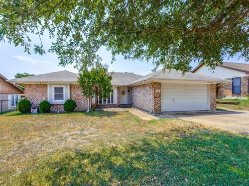 9921 Edmund Dr, Benbrook, TX, 76126-4103 | Card Image