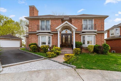 8 Wesey Ct, Great Neck, NY, 11024-1845 | Card Image