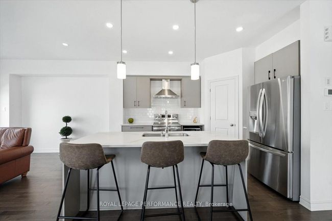 665 Cordelette Cir, House attached with 3 bedrooms, 3 bathrooms and 4 parking in Orleans ON | Image 10
