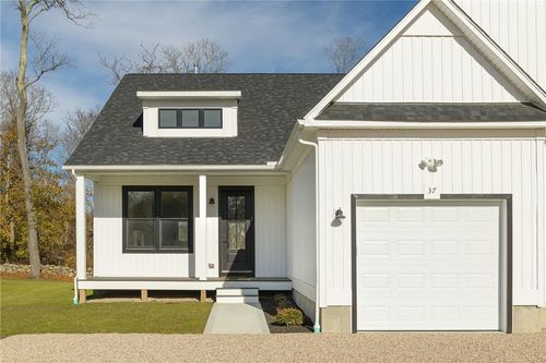 37 Whittier Dr, South Kingstown, RI, 02879-3218 | Card Image