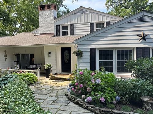 8374 Lucerne Dr, Chagrin Falls, OH, 44023-4680 | Card Image