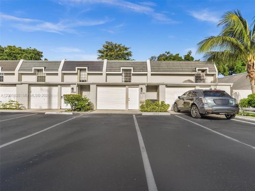 19174 Bobolink Dr, Hialeah, FL, 33015-2434 | Card Image