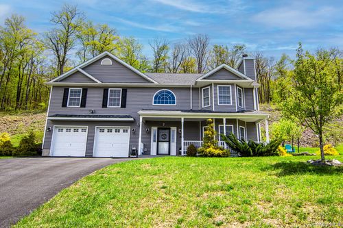42 Rebecca Dr, Middletown, NY, 10940-8606 | Card Image