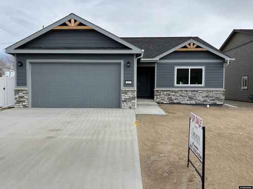 813 S 6th Ave, Mills, WY, 82644-5320 | Card Image