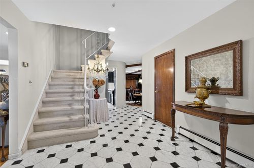 73 Reed Dr, Roslyn, NY, 11576-3223 | Card Image