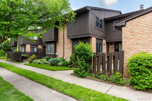 37331 Clubhouse Dr, Sterling Heights, MI, 48312-2245 | Card Image