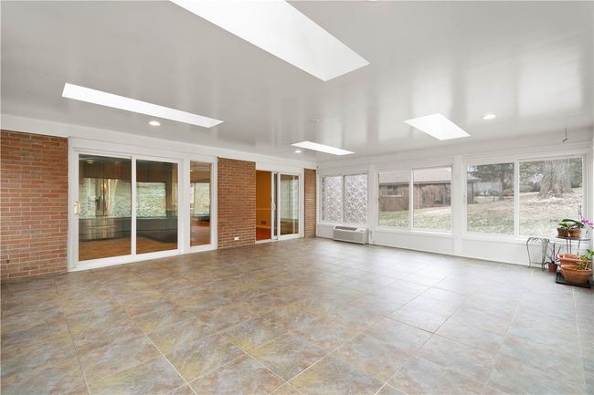 Great for hosting large gatherings. | Image 14