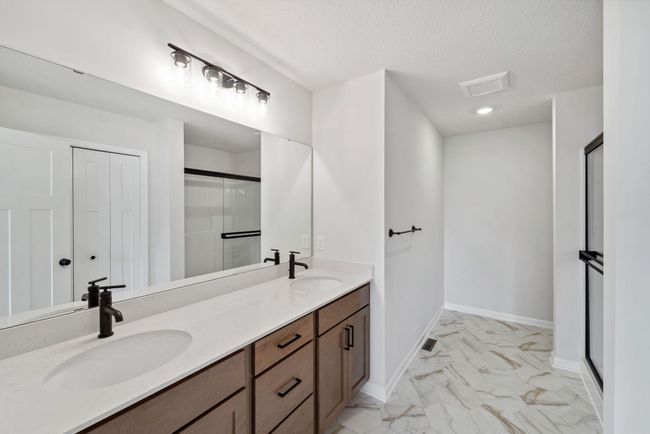 Primary Bathroom | Image 15