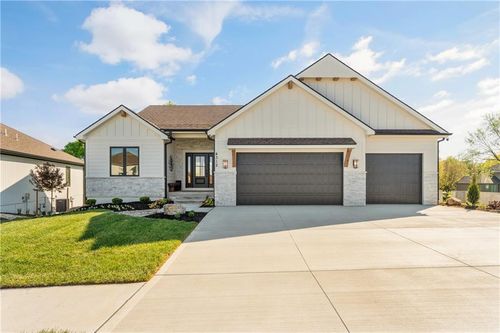 4332 Ne Hideaway Dr, Lee's Summit, MO, 64064-7400 | Card Image