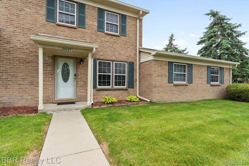 20109 Cumberland Ct, Brownstown Twp, MI, 48183-5056 | Card Image