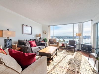 1003 - 1065 Quayside Dr, Condo with 2 bedrooms, 2 bathrooms and 1 parking in New Westminster BC | Image 1