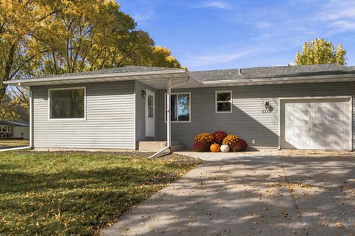 2215 15th Street S, Fargo, ND, 58103 | Card Image